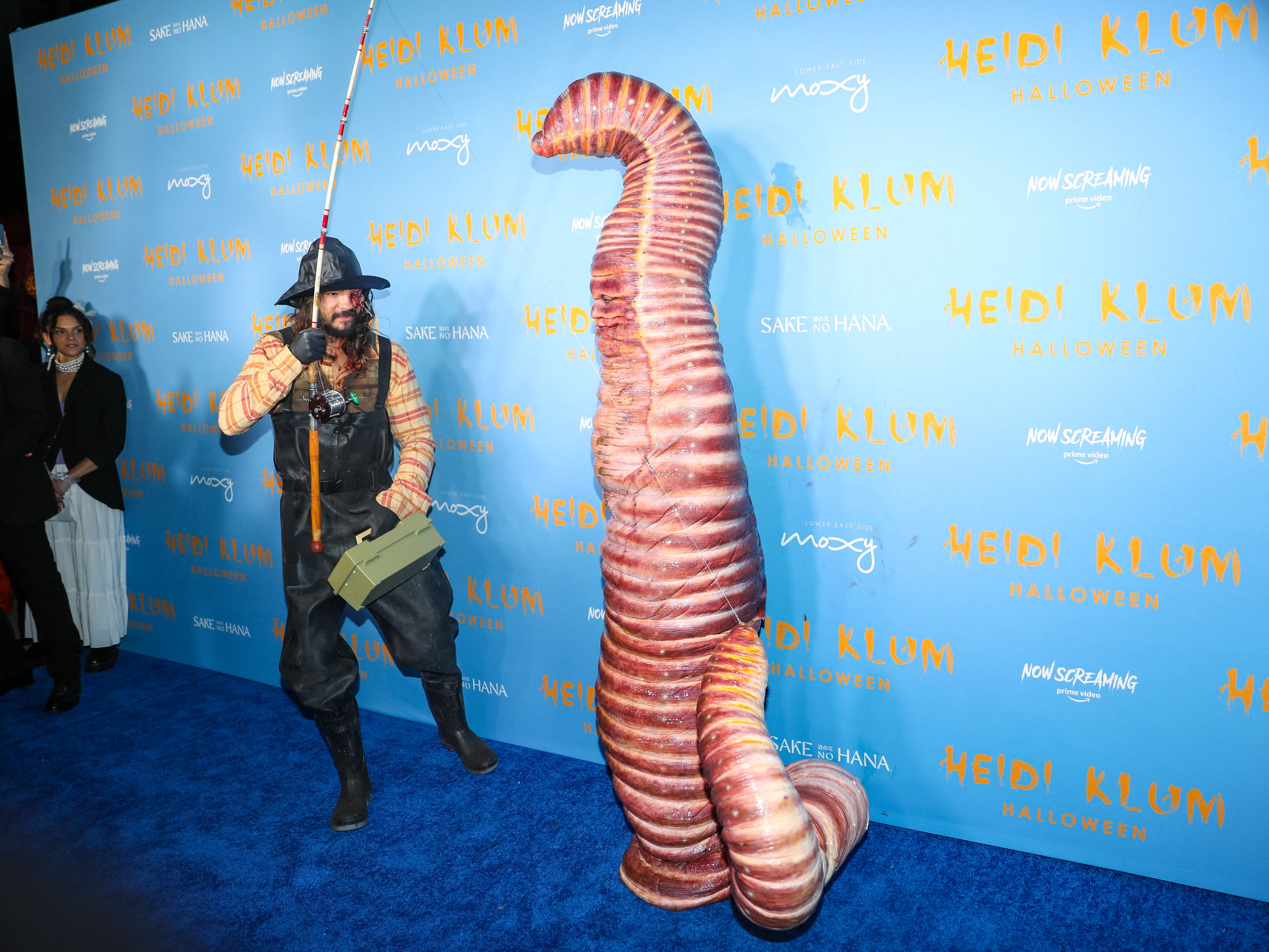 U erini orqasidan aldagan.