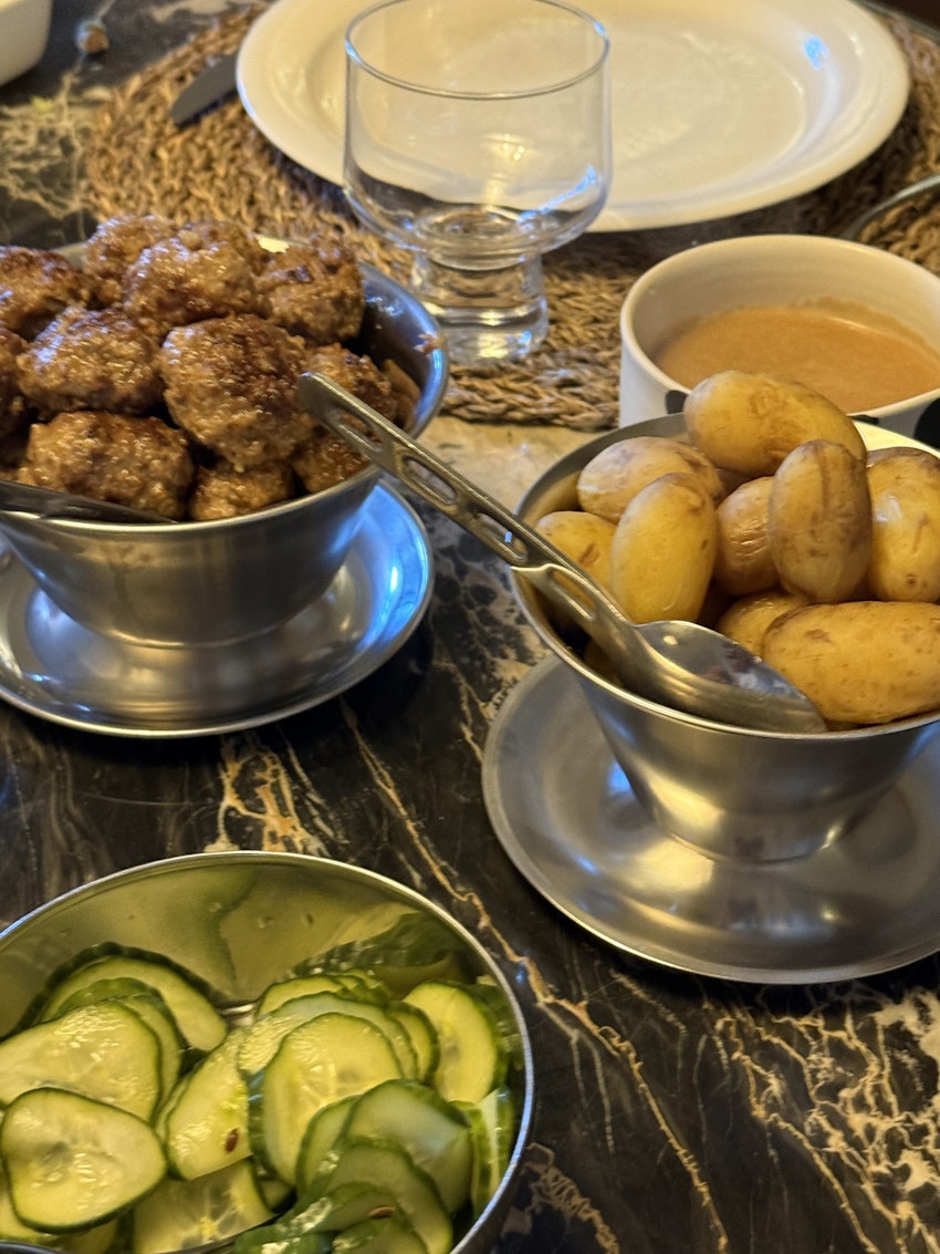 Köttbullar, potatis, lingon & brunsås, foto #3 av Marion Ringborg