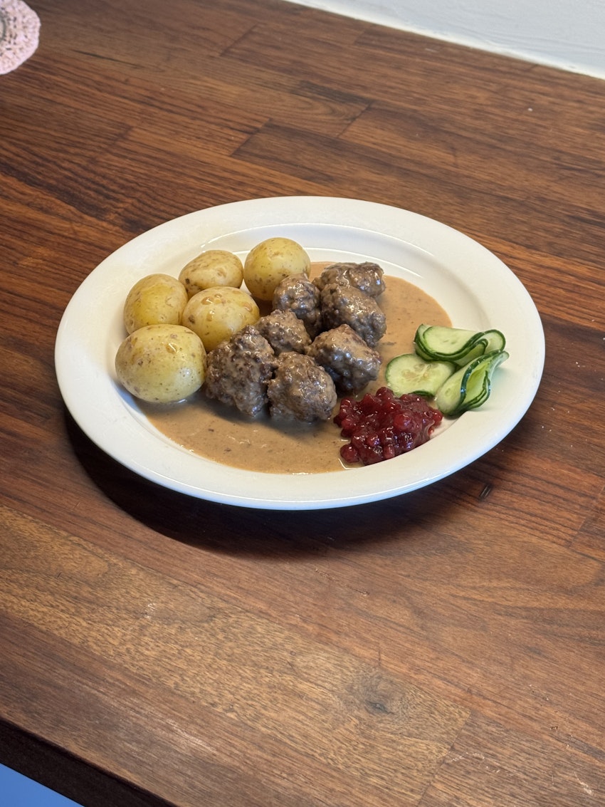 Köttbullar, potatis, lingon & brunsås, foto #2 av Marion Ringborg