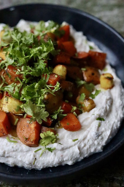 Honungs- och curryrostade rotfrukter med fetaostkräm