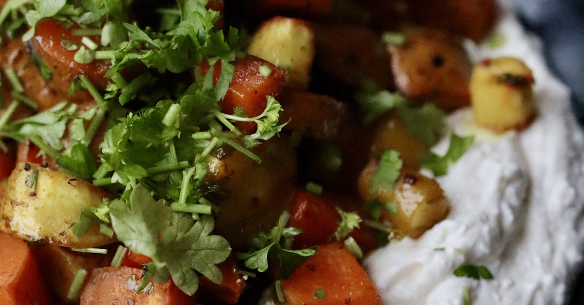 Honungs- och curryrostade rotfrukter med fetaostkräm
