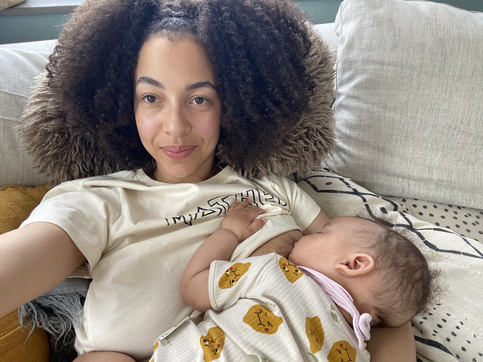 Rus pornosini tomosha qiling: külotlarni yechmasdan bexosdan