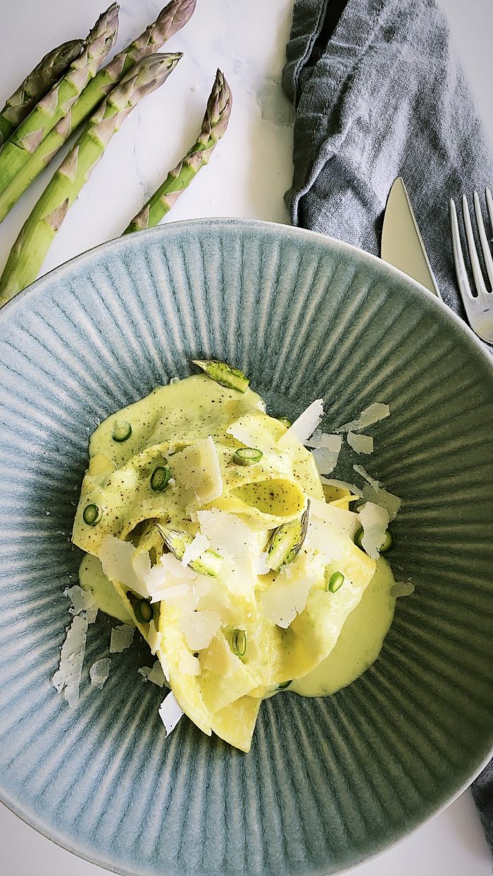 Krämig sparrispasta med pinjenötter & parmesan | Catarina König