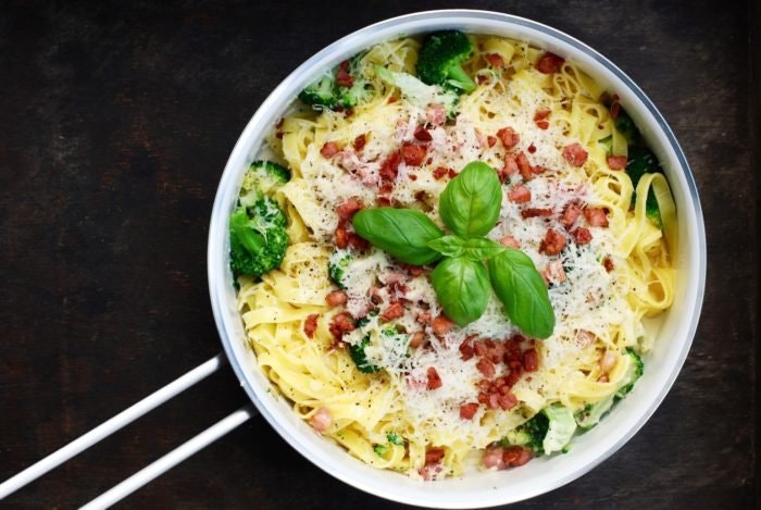 Krämig färsk pasta med broccoli, knaperstekt bacon & parmesan | Catarina  König