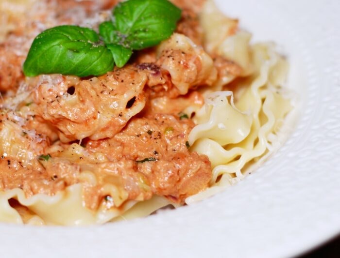 Pasta med krämig tomat- & tonfisksås | Catarina König