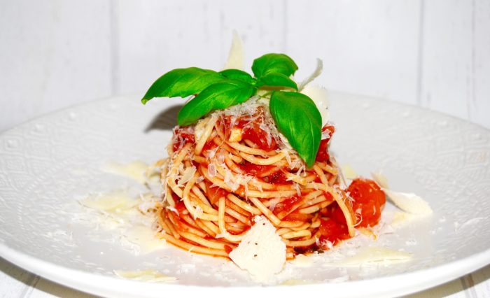 Pasta pomodoro – spaghetti med tomatsås & riven parmesan | Catarina König