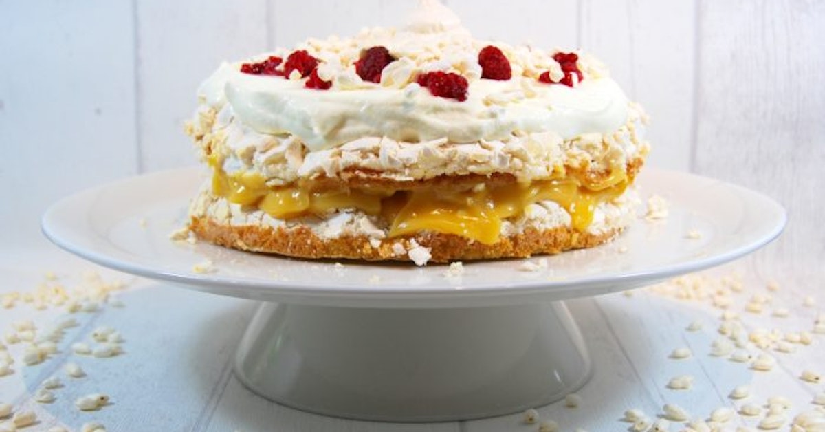 Marängtårta med puffat ris, krämig smörkräm, fluffig grädde & syrliga ...