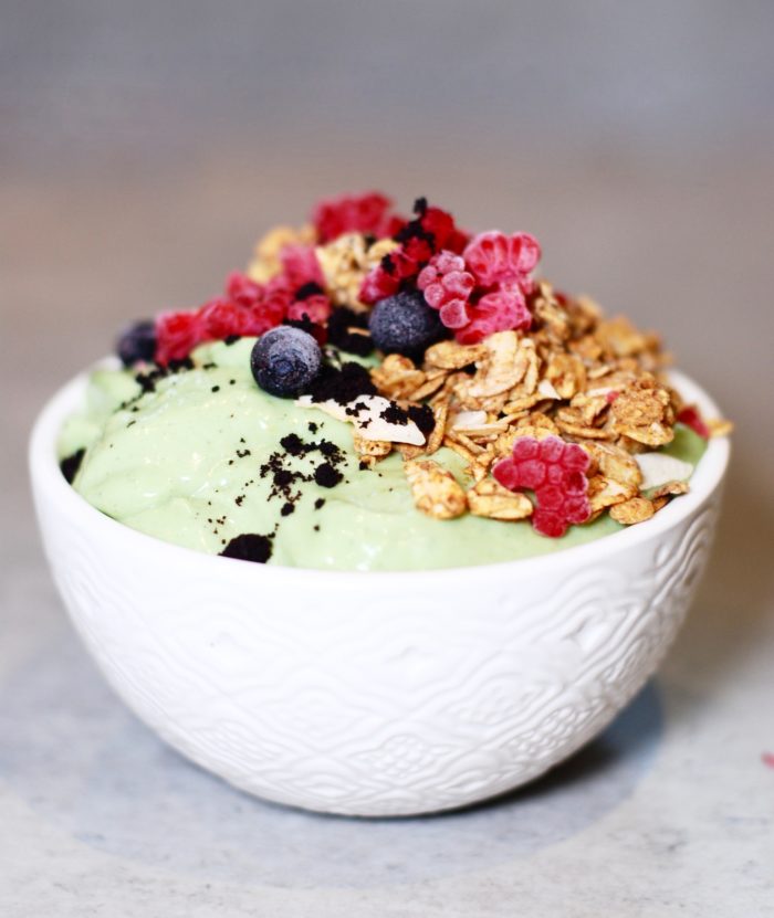 Hälsosam smoothiebowl med avokado, sockerfri granola & bär | Catarina König