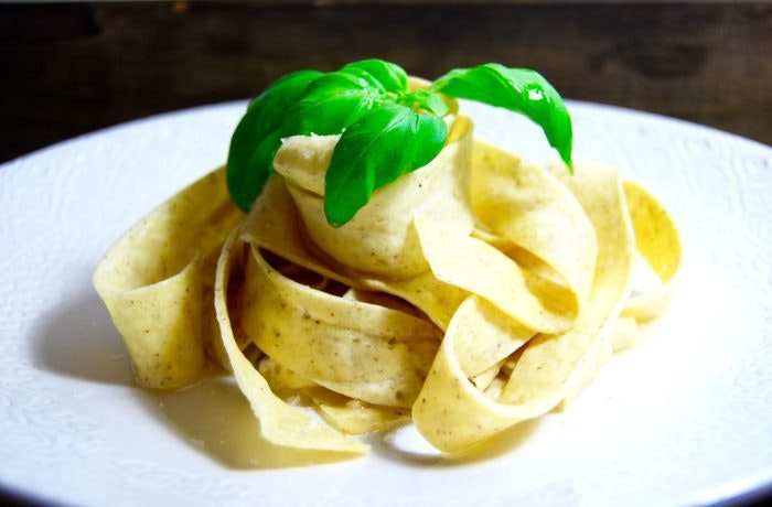 Hälsosam glutenfri pasta gjord på ägg, färskost & fiberhusk | Catarina König