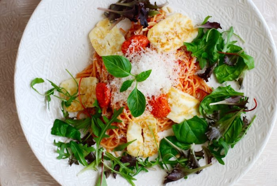 Enkel pasta med krämig paprikapesto & stekt halloumi! | Catarina König