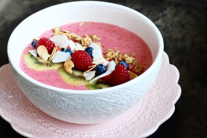 Nyttig smoothie bowl med bär och granola | Catarina König