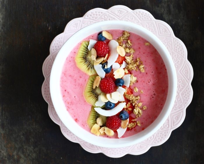 Nyttig smoothie bowl med bär och granola | Catarina König