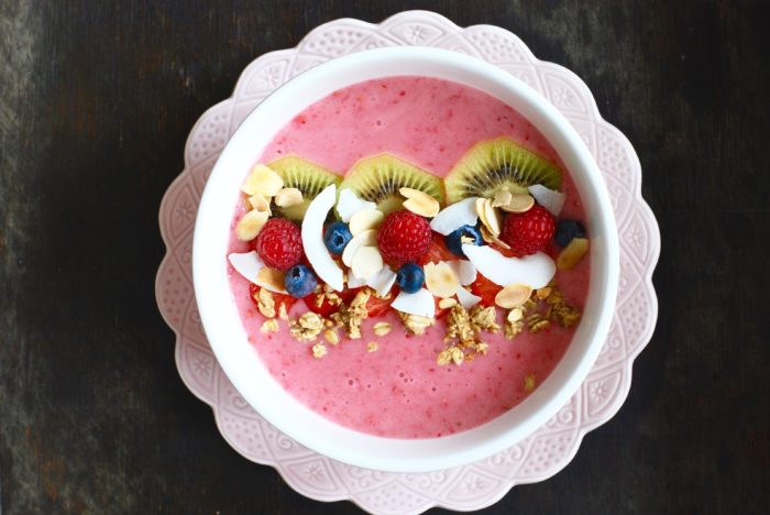 Nyttig smoothie bowl med bär och granola | Catarina König