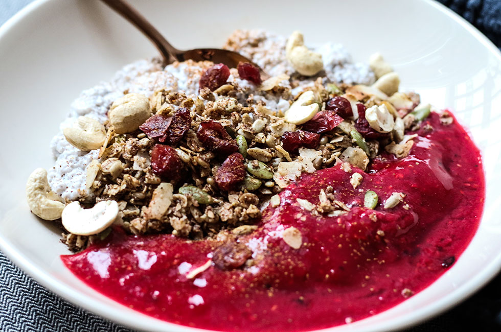 Breakfast bowl med yoghurtchia och jordgubbssmoothie | Anja Forsnor