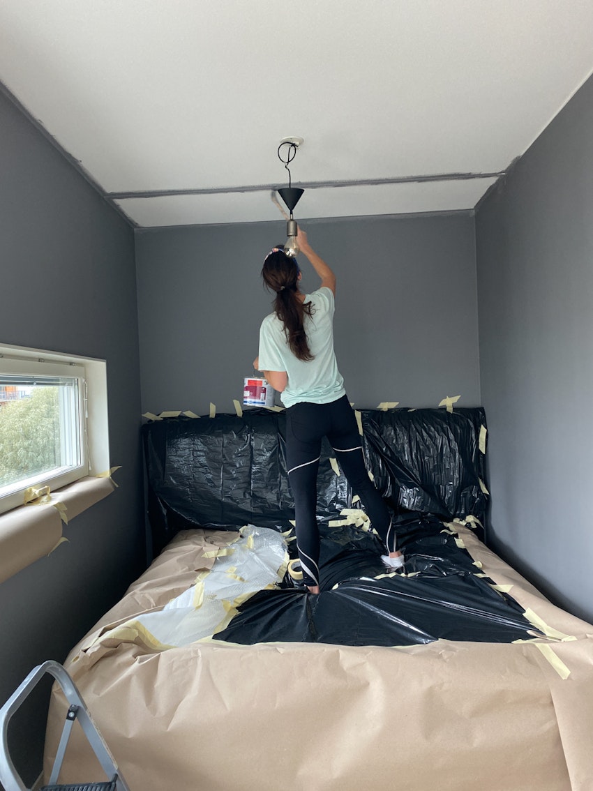 Rus porno jinsiy aloqa: kichkina ogil uxlaydi va onasi oglining sikini soradi