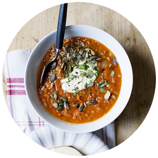 Syrlig röd linsgryta med timjan och frön | Elsa Billgrens blogg