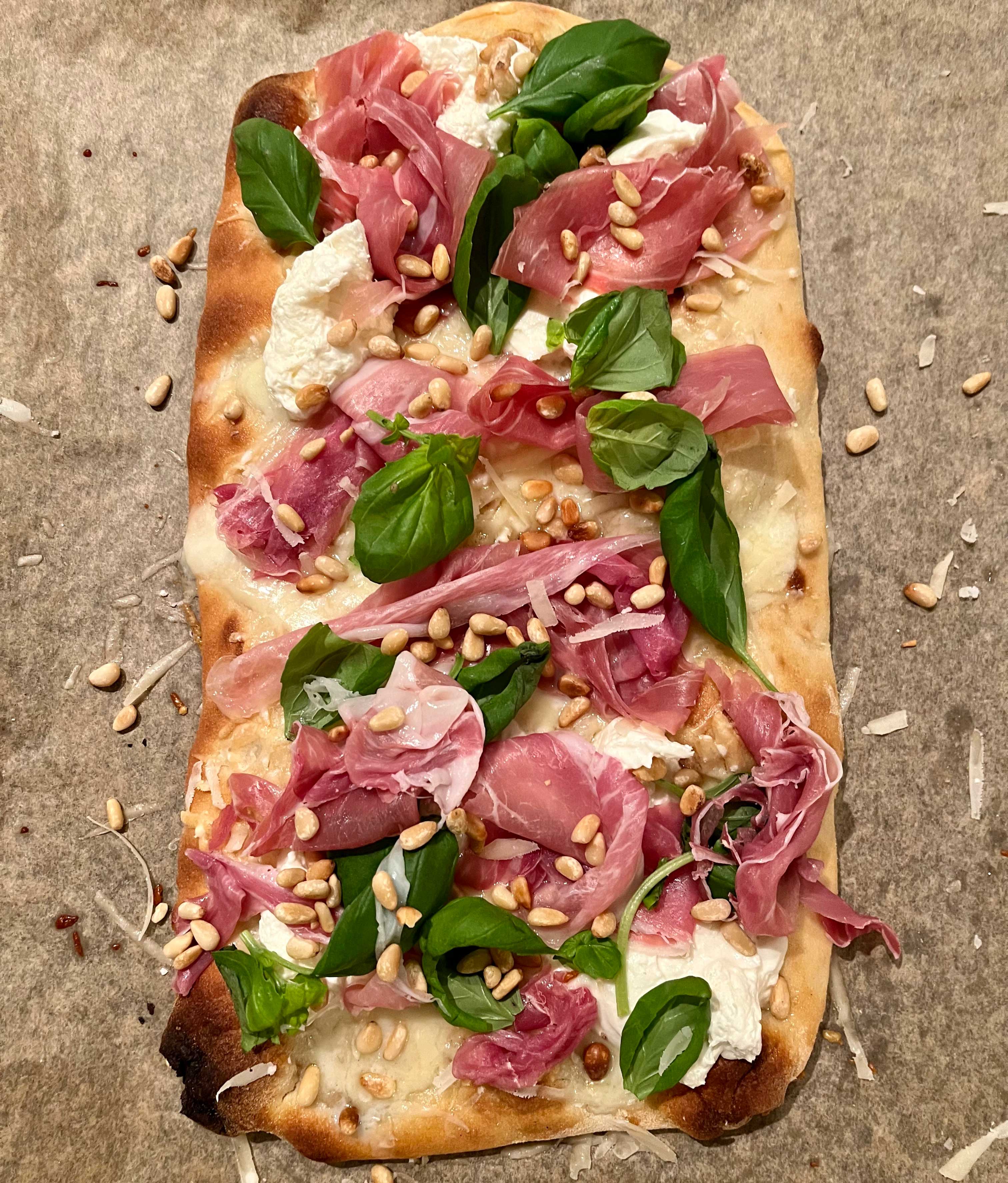 Pinsa bianca med parmaskinkanästan som pizza