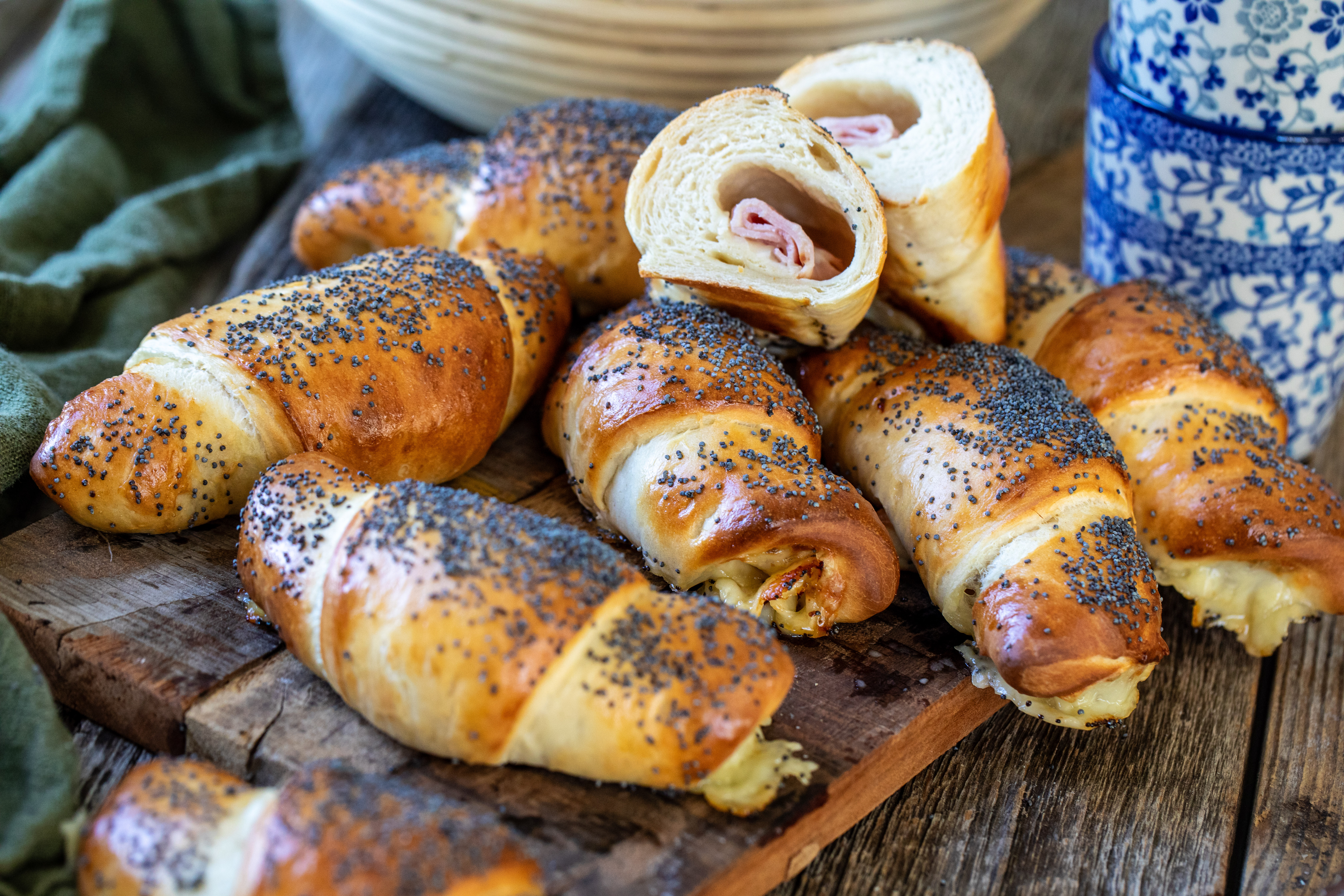 Uydagi ayol ozini yuvadi