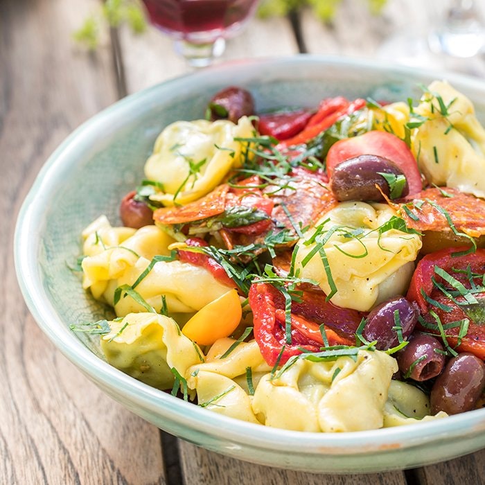 Tortellini med salami, oliver och grillad paprika | Sandra Palmqvist
